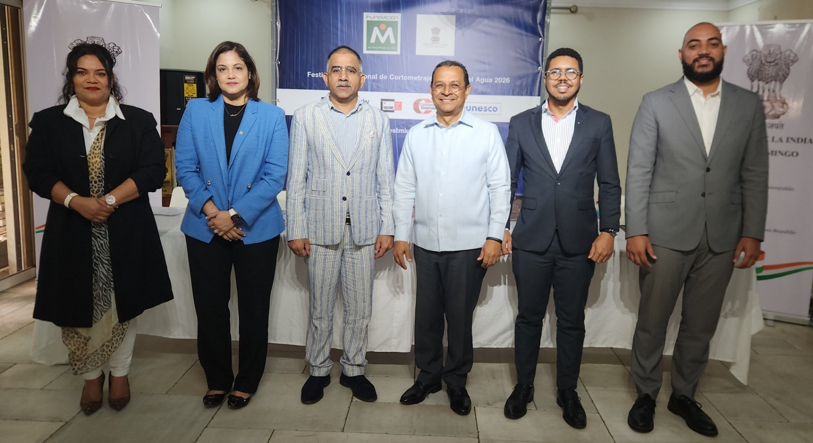 A la izquierda. José Enrique Rodríguez, de la Cinemateca Dominicana (DGCINE), - Juan Antonio Hernández Inirio, de la UNESCO- Augusto Valdivia Tavárez, presidente de la FMAD - Embajador de la India K.D Dewal. - Ana Amelia Rivera Fundación Popular - Sarah Hernández, presidenta de Adompretur.