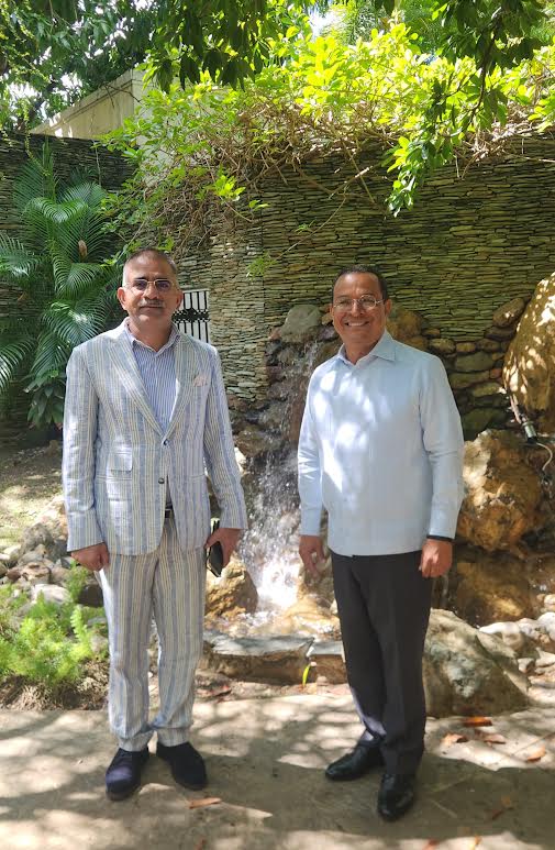 Embajador de la India K.D Dewal y Augusto Valdivia Tavárez, presidente de la Fundación Municipios al Día