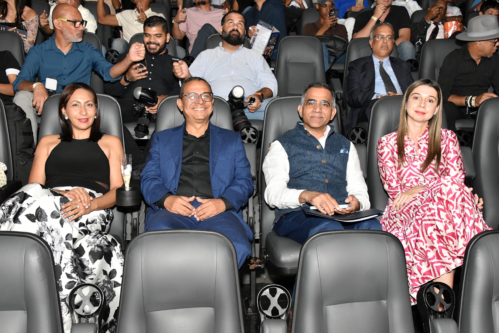 Augusto Valdivia, presidente de la Fundación Municipos al Día y director del FestMinutoAgua; Marianna Vargas, directora de la DGCINE y el Kishan Dan Dewal, Embajador Extraordinario y Plenipotenciario de la India en la República Dominicana