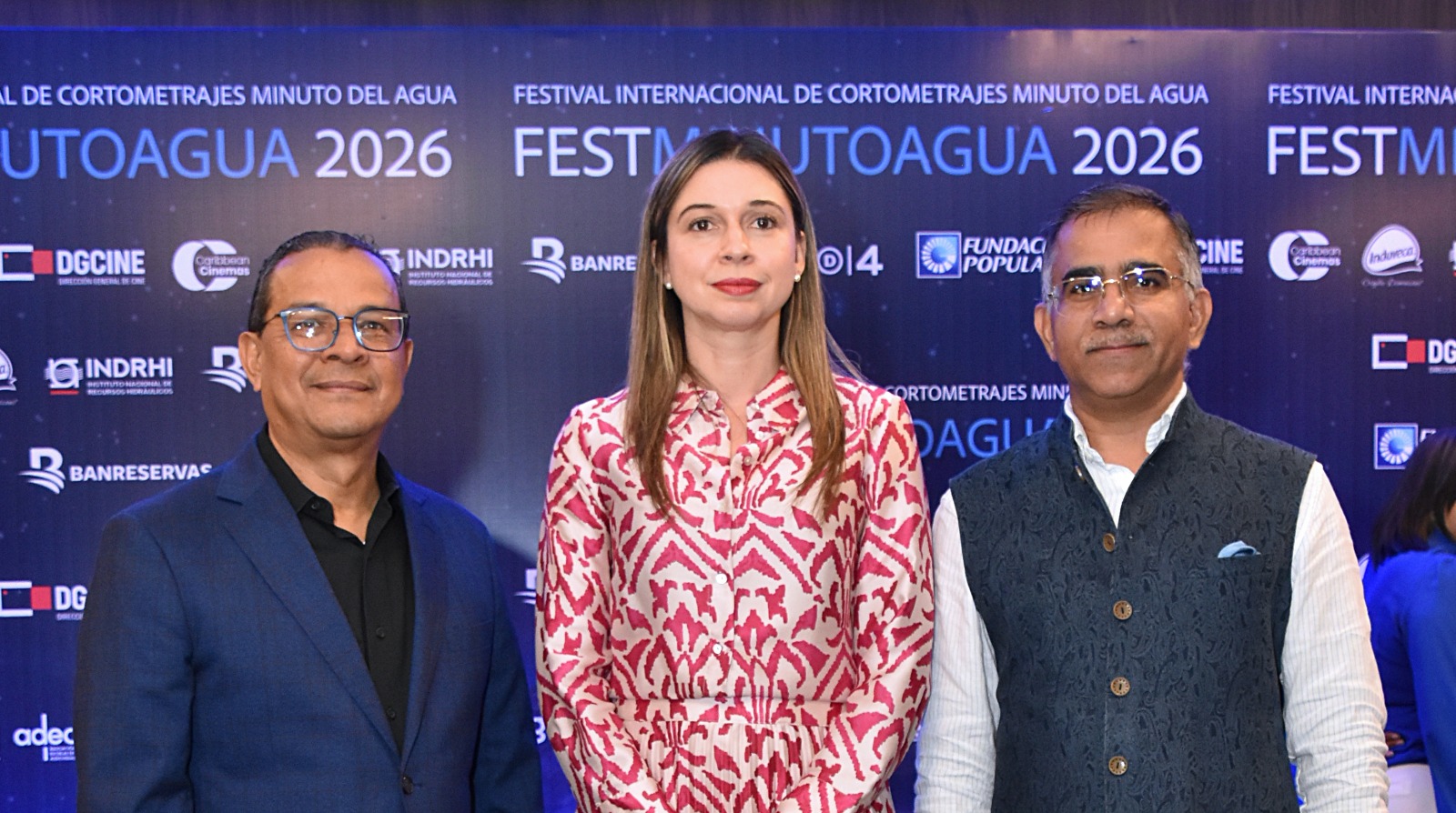 Augusto Valdivia, presidente de la Fundación Municipos al Día y director del FestMinutoAgua; Marianna Vargas, directora de la DGCINE y el Kishan Dan Dewal, Embajador Extraordinario y Plenipotenciario de la India en la República Dominicana