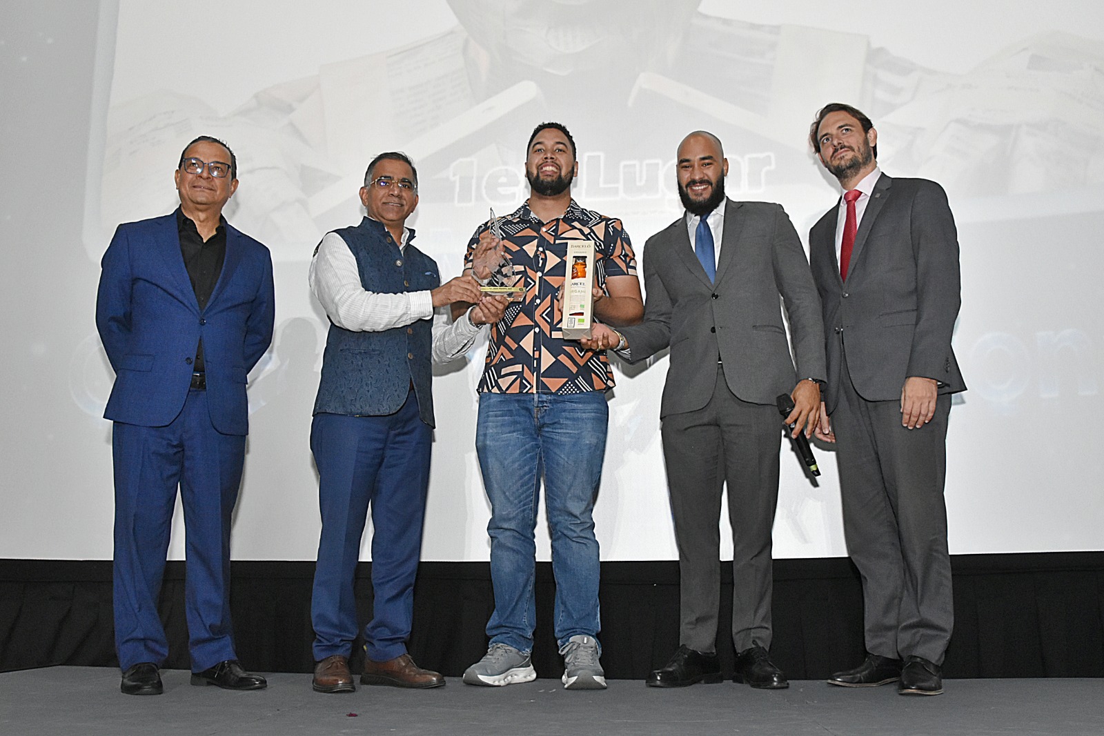 Ganador 1er Corto el Titiritero lugar. Gary Peña
