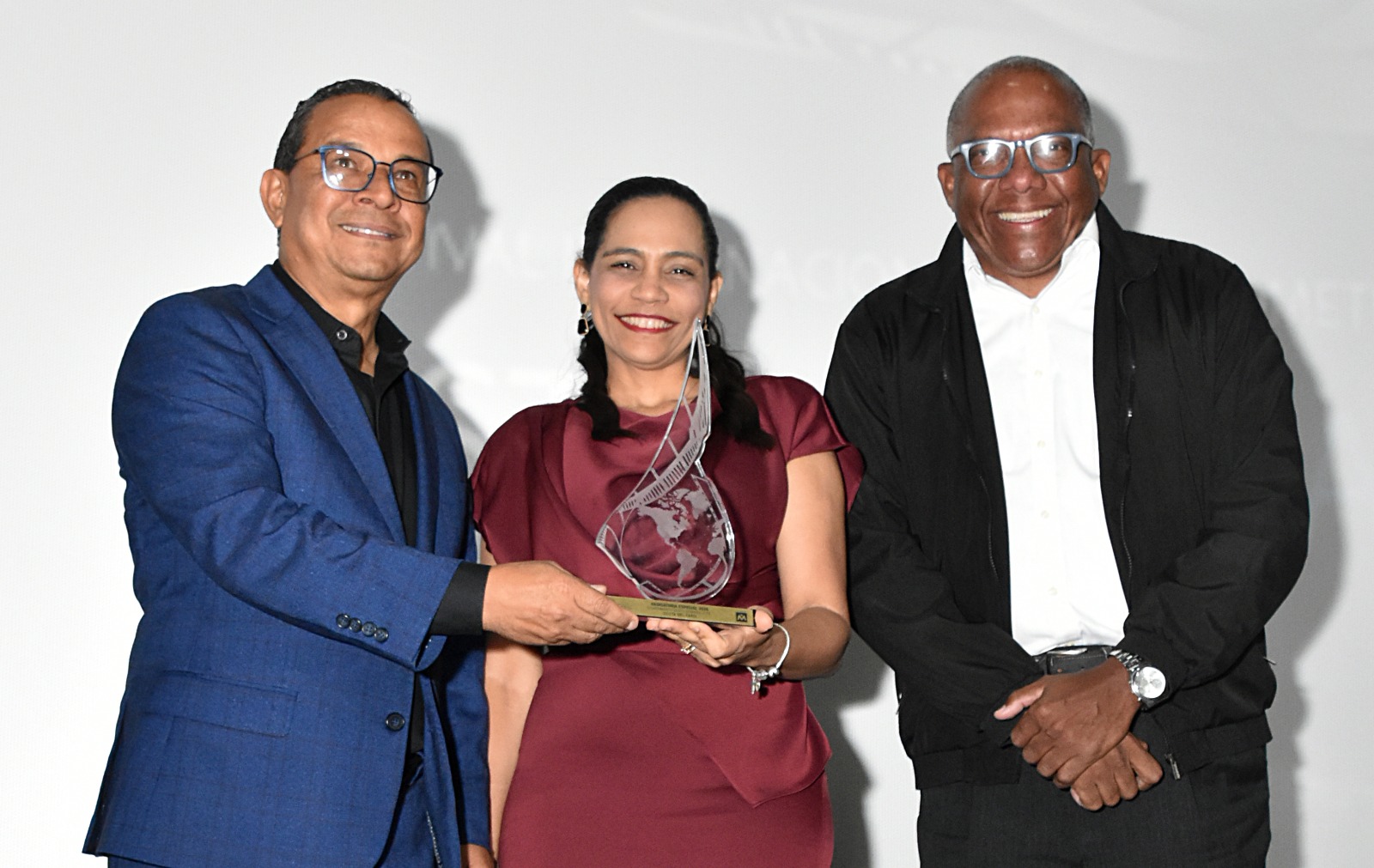 Augusto Valdivia, presidente de la Fundación Municipois al Día y director del FestMinutoAgua; Evelyn de Astacio y Alfredo Reynoso, encargado de Cultura del Ayuntamiento Santo Domingo Este, en representación del alcalde Dio Astacio.